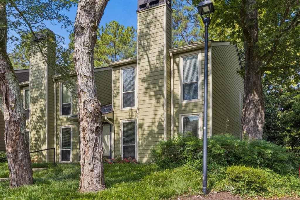 2 bedroom, 3 bathroom, 1,538 sq ft townhouse under contract at 1147 Riverbend Club Drive, Atlanta, GA 30339 — photo 2