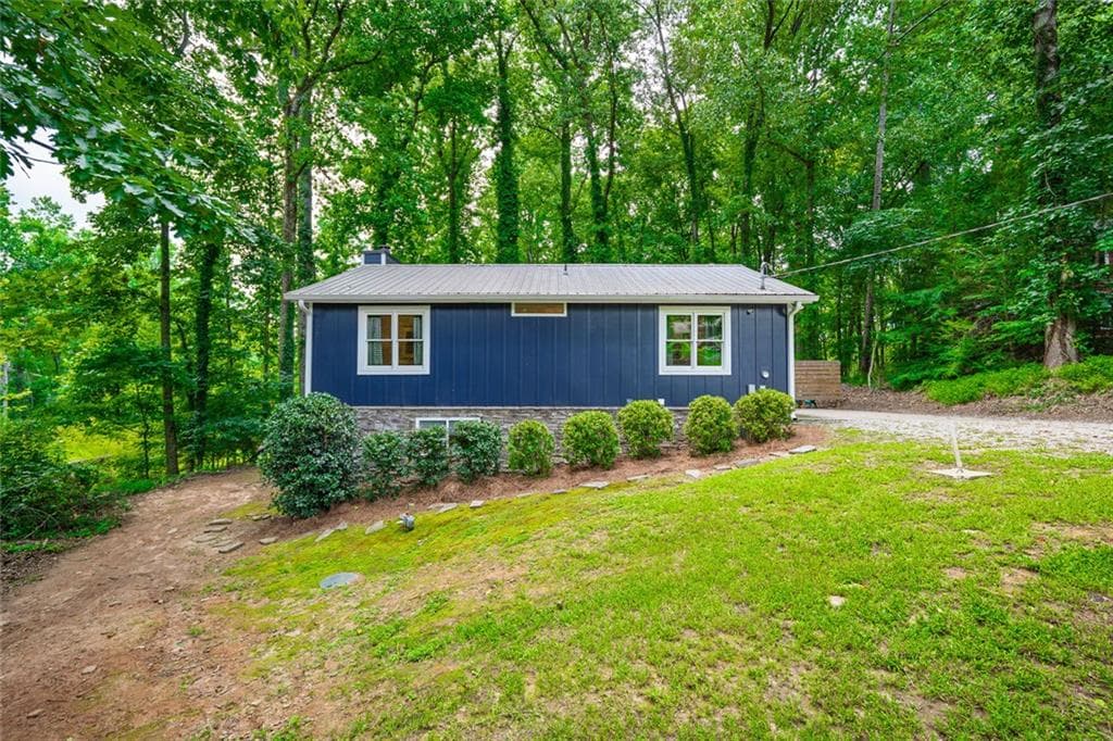 4 bedroom, 2 bathroom, 1,825 sq ft single family residence for sale at 386 Longview Drive, Dawsonville, GA 30534 — photo 3