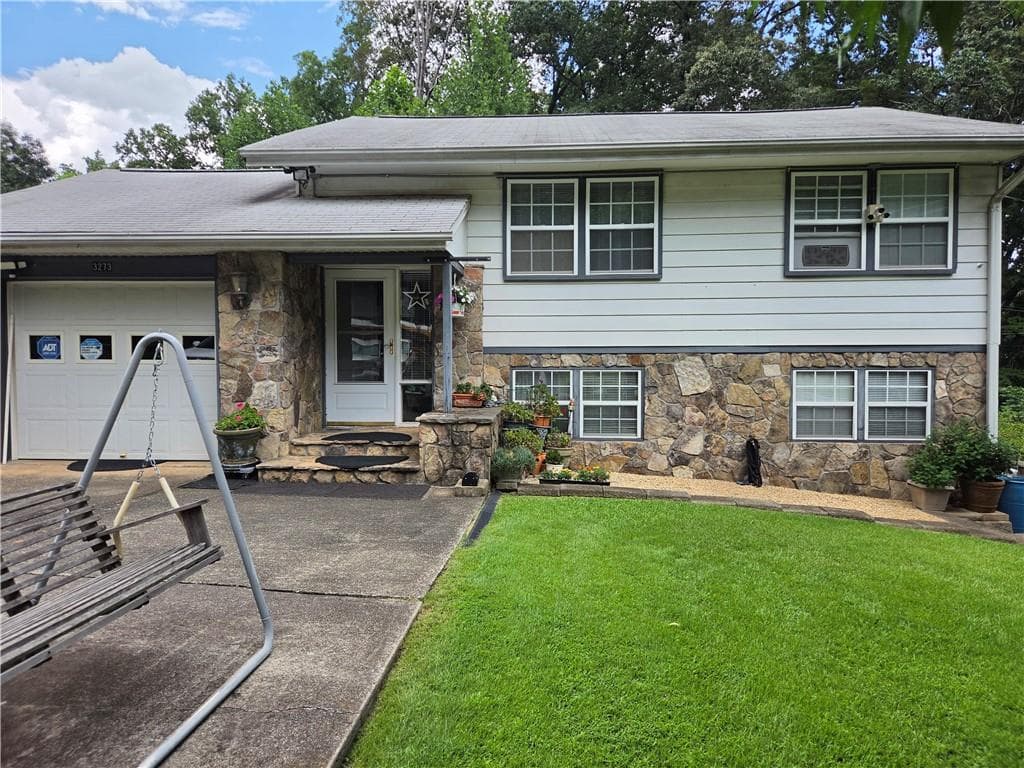 3 bedroom, 2 bathroom, 1,848 sq ft single family residence for sale at 3273 Pin Oak Circle, Atlanta, GA 30340