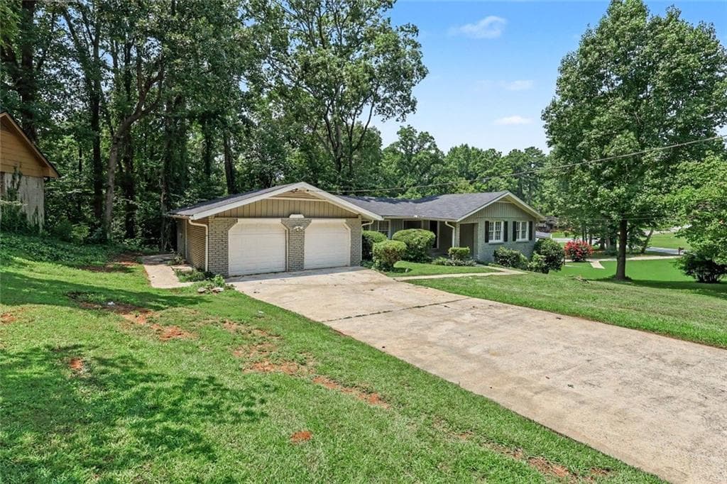 4 bedroom, 2 bathroom, 2,368 sq ft single family residence under contract at 4295 Autumn Hill Drive, Stone Mountain, GA 30083 — photo 2