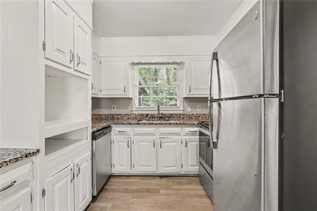 4 bedroom, 2 bathroom, 2,368 sq ft single family residence under contract at 4295 Autumn Hill Drive, Stone Mountain, GA 30083 — photo 8