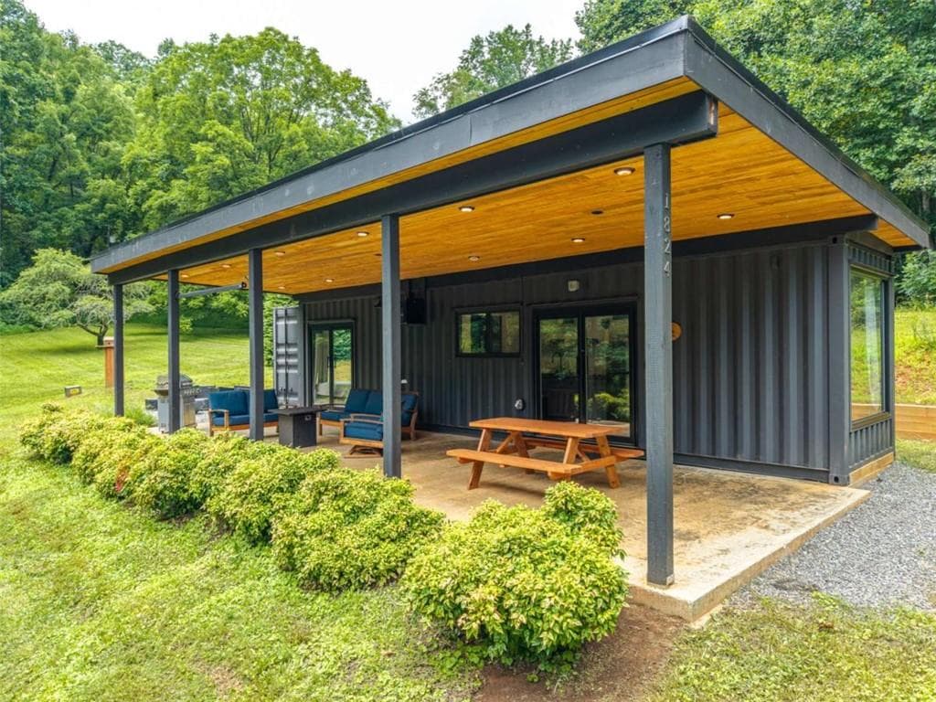 1 bedroom, 1 bathroom, 540 sq ft single family residence under contract at 1824 Colwell Road, Blue Ridge, GA 30513 — photo 2