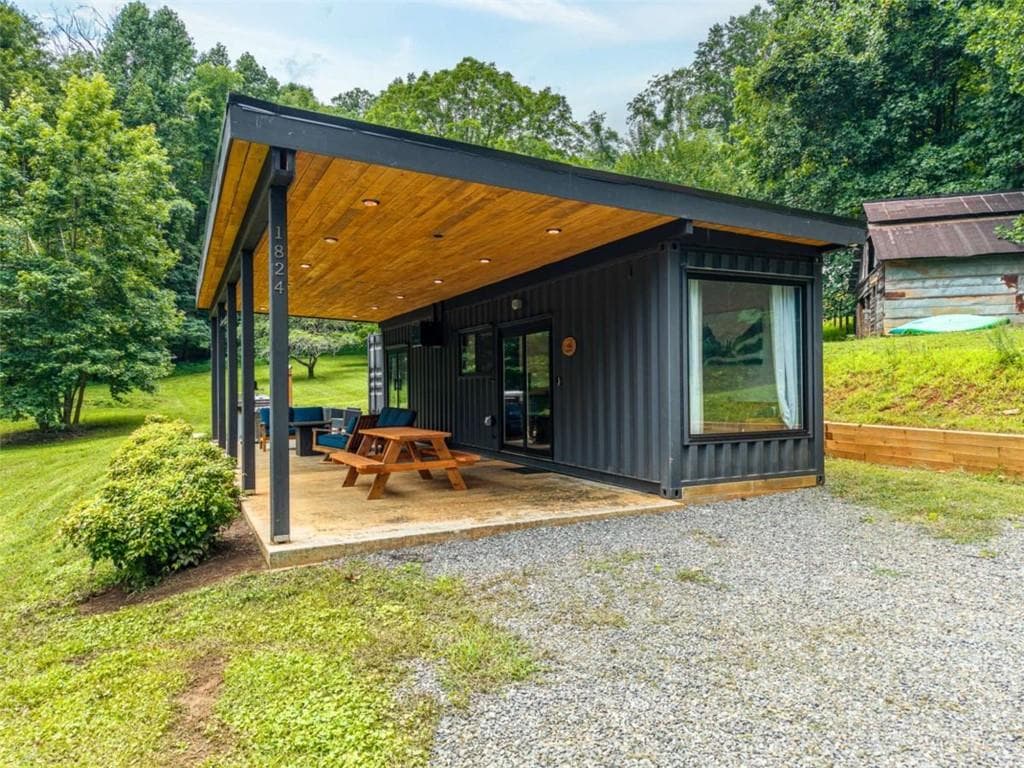 1 bedroom, 1 bathroom, 540 sq ft single family residence under contract at 1824 Colwell Road, Blue Ridge, GA 30513 — photo 4