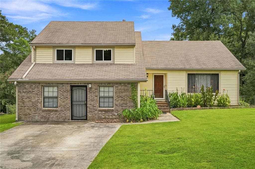2 bedroom, 2 bathroom, 2,333 sq ft single family residence under contract at 1371 Elsmere Lane, Riverdale, GA 30296
