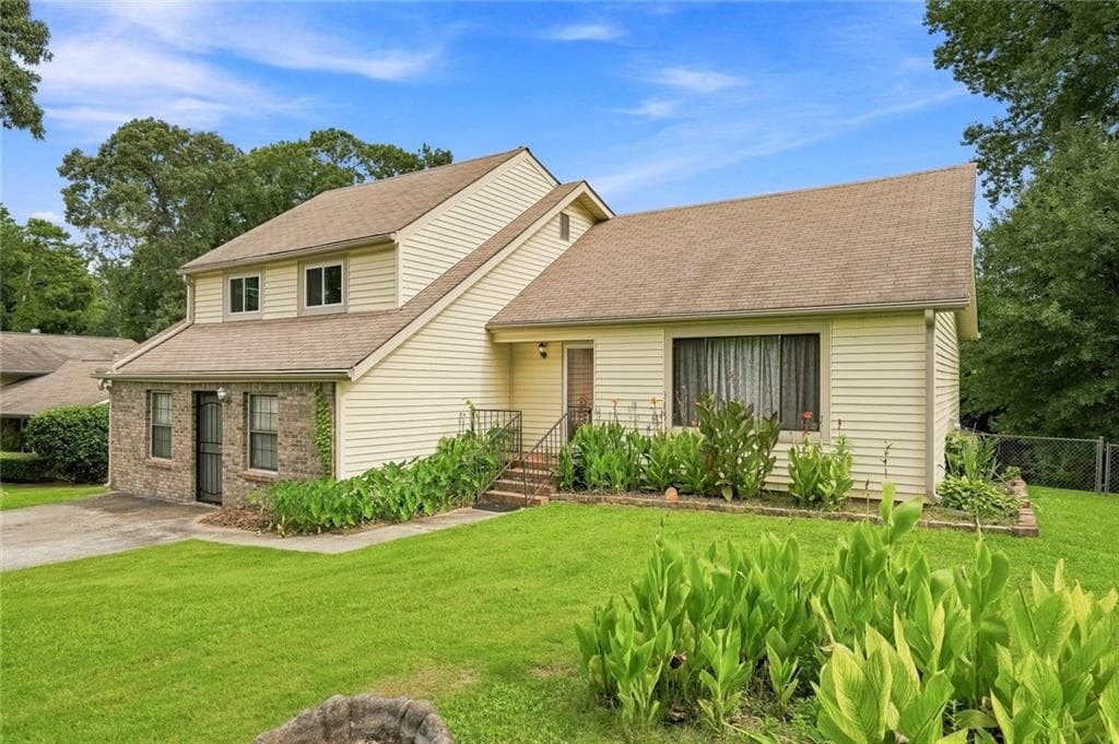 2 bedroom, 2 bathroom, 2,333 sq ft single family residence under contract at 1371 Elsmere Lane, Riverdale, GA 30296 — photo 2