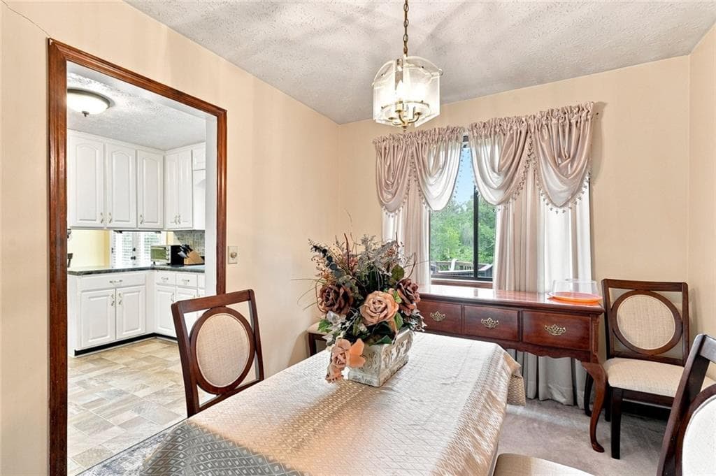 2 bedroom, 2 bathroom, 2,333 sq ft single family residence under contract at 1371 Elsmere Lane, Riverdale, GA 30296 — photo 5