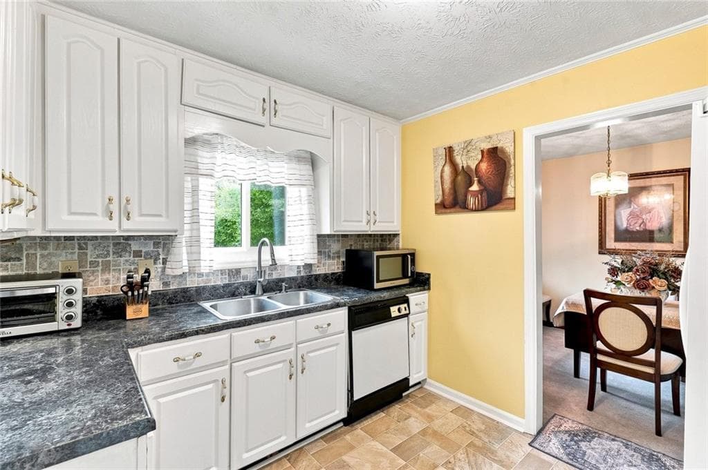 2 bedroom, 2 bathroom, 2,333 sq ft single family residence under contract at 1371 Elsmere Lane, Riverdale, GA 30296 — photo 6
