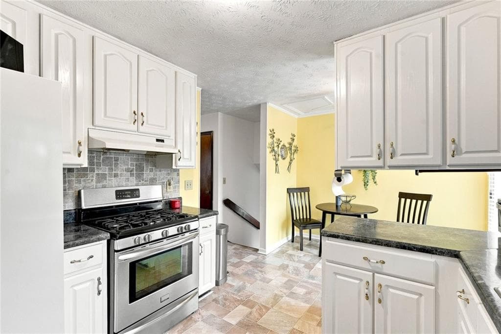 2 bedroom, 2 bathroom, 2,333 sq ft single family residence under contract at 1371 Elsmere Lane, Riverdale, GA 30296 — photo 7