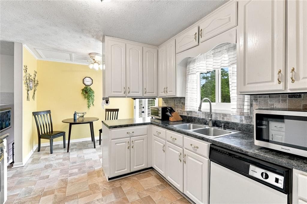 2 bedroom, 2 bathroom, 2,333 sq ft single family residence under contract at 1371 Elsmere Lane, Riverdale, GA 30296 — photo 8
