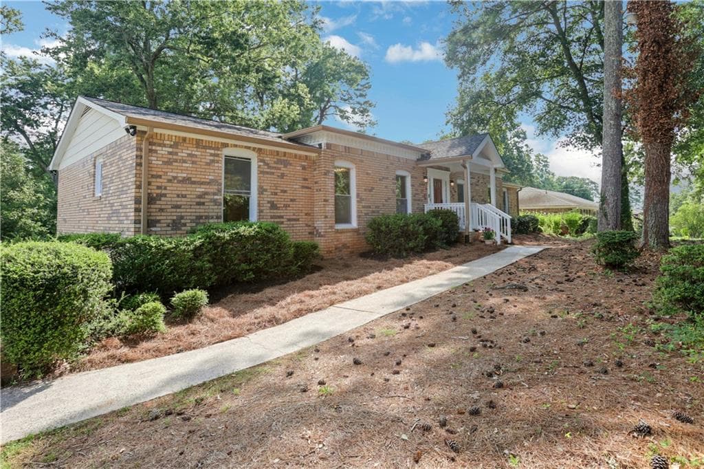 5 bedroom, 3 bathroom, 2,973 sq ft single family residence for sale at 3341 Camelot Drive, Marietta, GA 30062 — photo 3