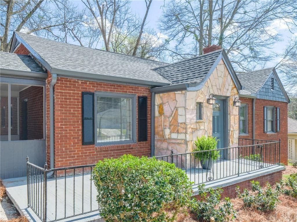 3 bedroom, 2 bathroom, 1,350 sq ft single family residence for sale at 1652 Brewer Boulevard, Atlanta, GA 30310 — photo 2