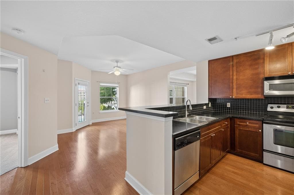 1 bedroom, 1 bathroom, 886 sq ft condominium for rent at 230 E Ponce De Leon Avenue 221, Decatur, GA 30030 for $2,000 a month — photo 3