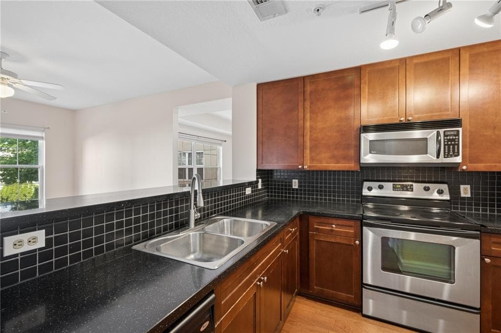 1 bedroom, 1 bathroom, 886 sq ft condominium for rent at 230 E Ponce De Leon Avenue 221, Decatur, GA 30030 for $2,000 a month — photo 6