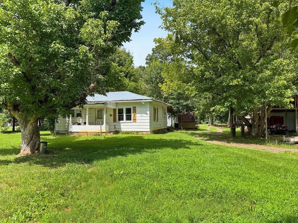 3 bedroom, 2 bathroom, 1,064 sq ft single family residence under contract at 3085 US-41, Calhoun, GA 30701 — photo 2