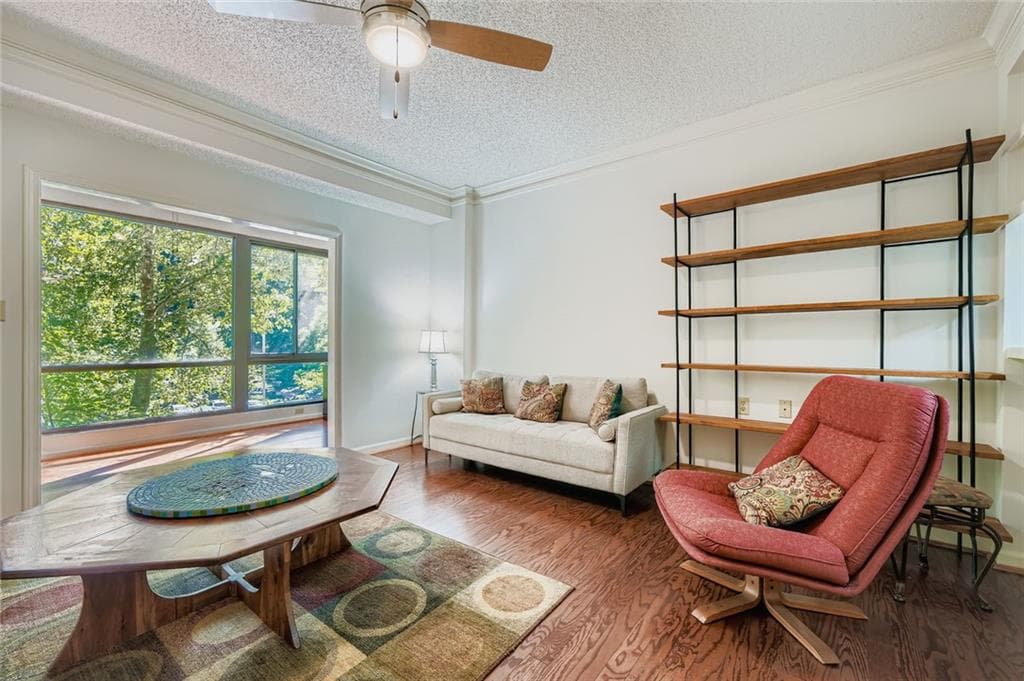 1 bedroom, 1 bathroom, 814 sq ft condominium for sale at 1800 Clairmont Lake A325, Decatur, GA 30033 — photo 2