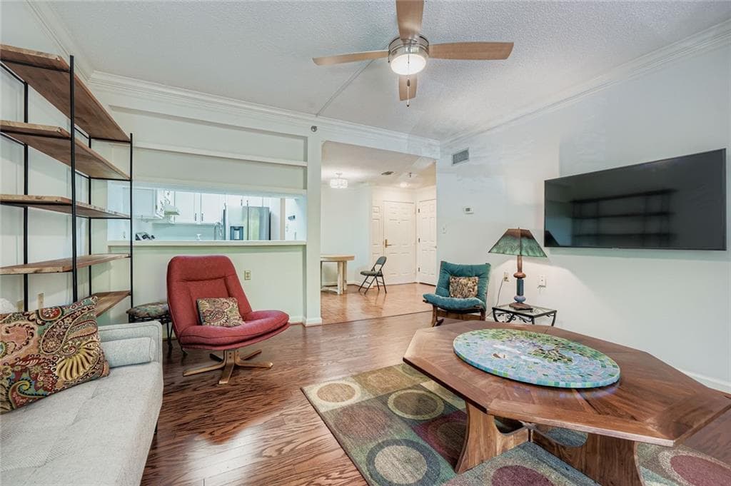 1 bedroom, 1 bathroom, 814 sq ft condominium for sale at 1800 Clairmont Lake A325, Decatur, GA 30033 — photo 3