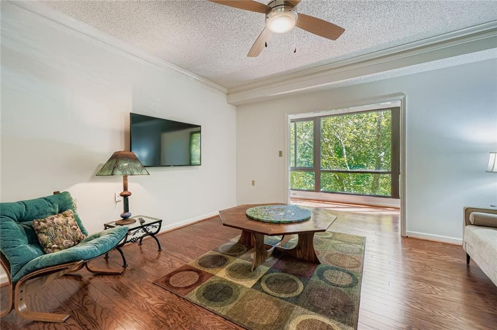 1 bedroom, 1 bathroom, 814 sq ft condominium for sale at 1800 Clairmont Lake A325, Decatur, GA 30033 — photo 4