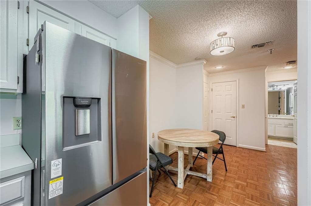 1 bedroom, 1 bathroom, 814 sq ft condominium for sale at 1800 Clairmont Lake A325, Decatur, GA 30033 — photo 9