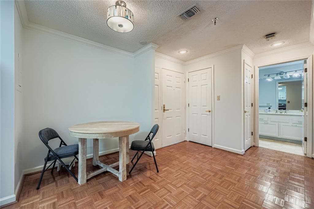 1 bedroom, 1 bathroom, 814 sq ft condominium for sale at 1800 Clairmont Lake A325, Decatur, GA 30033 — photo 10
