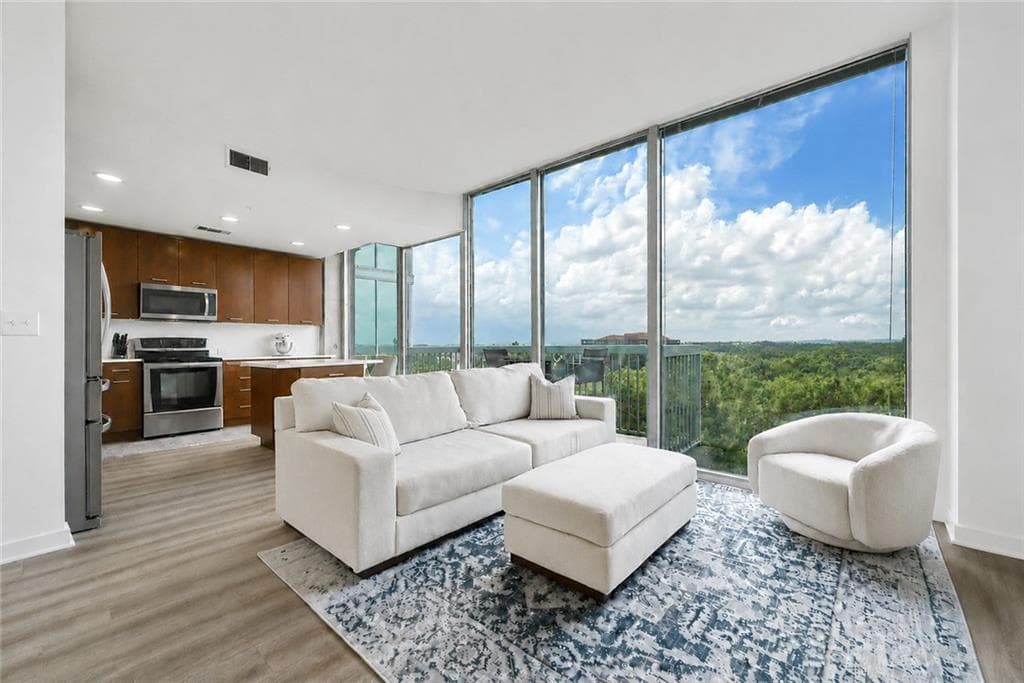 1 bedroom, 1 bathroom, 824 sq ft condominium under contract at 3300 Windy Ridge Parkway 1007, Atlanta, GA 30339 — photo 3