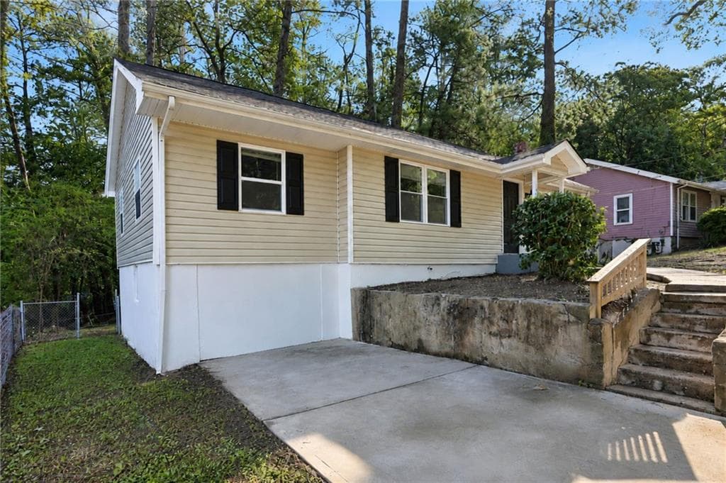 3 bedroom, 1 bathroom, 1,308 sq ft single family residence for sale at 1393 Northwest Drive, Atlanta, GA 30318 — photo 3