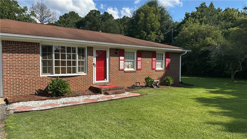 3 bedroom, 2 bathroom, 1,000 sq ft single family residence for sale at 2323 Locust Grove Road, Griffin, GA 30223 — photo 2