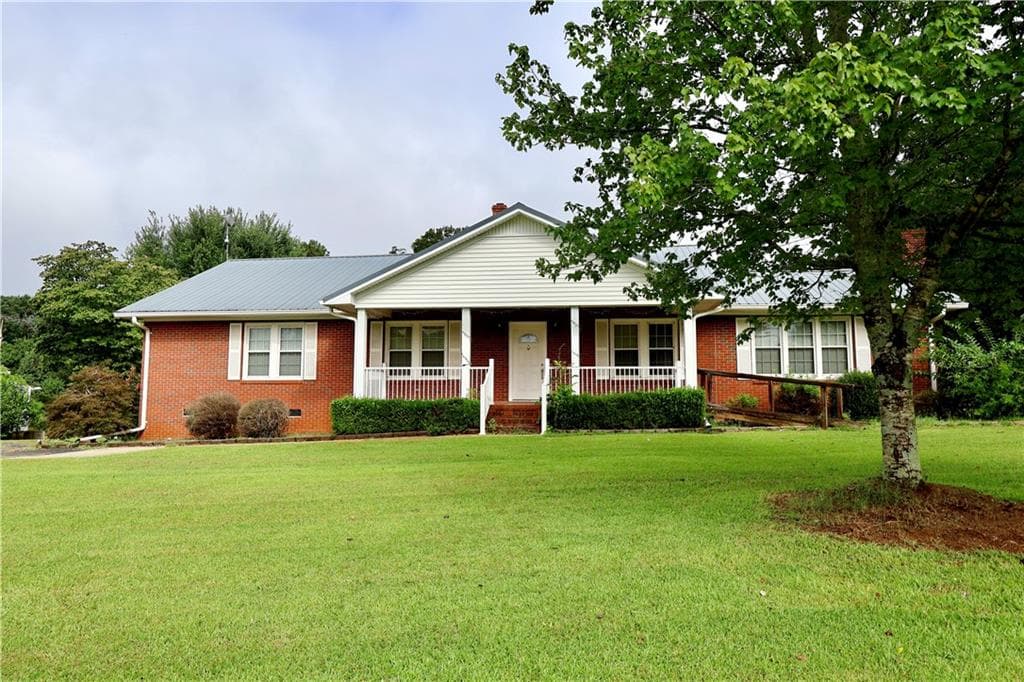 3 bedroom, 2 bathroom, 2,552 sq ft single family residence for sale at 10021 Lavonia Rd Road, Carnesville, GA 30521 — photo 2