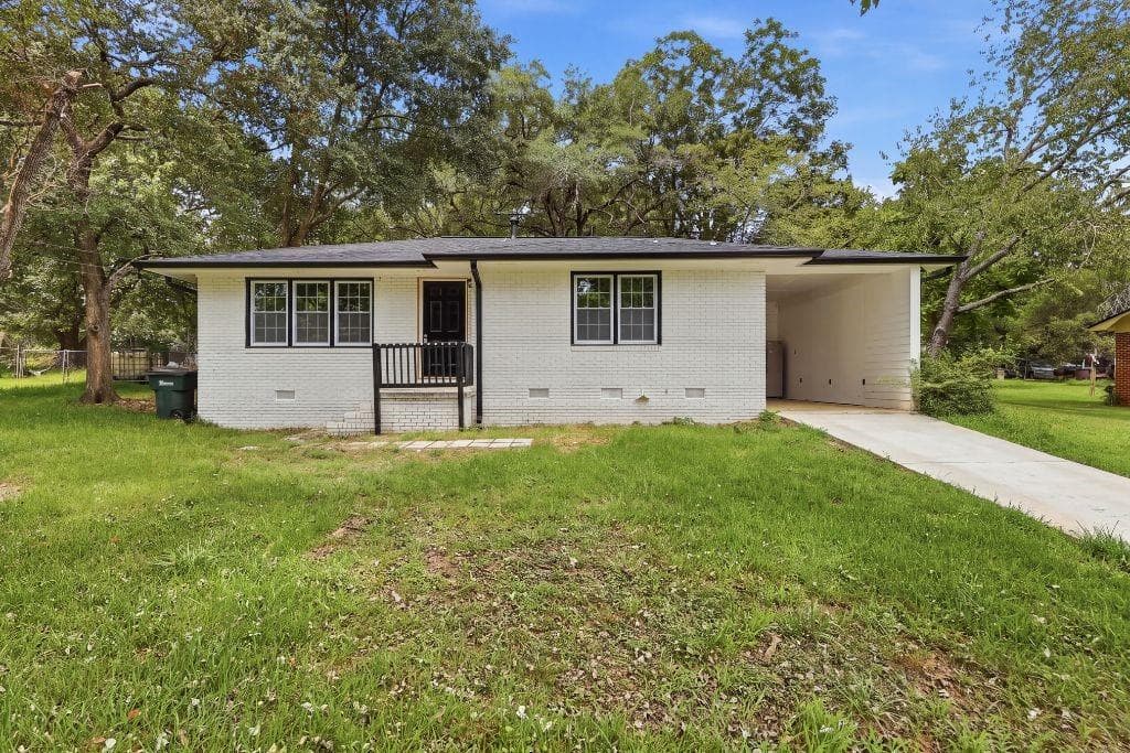 3 bedroom, 1 bathroom, 1,284 sq ft single family residence for sale at 8184 Laurel Drive, Covington, GA 30014