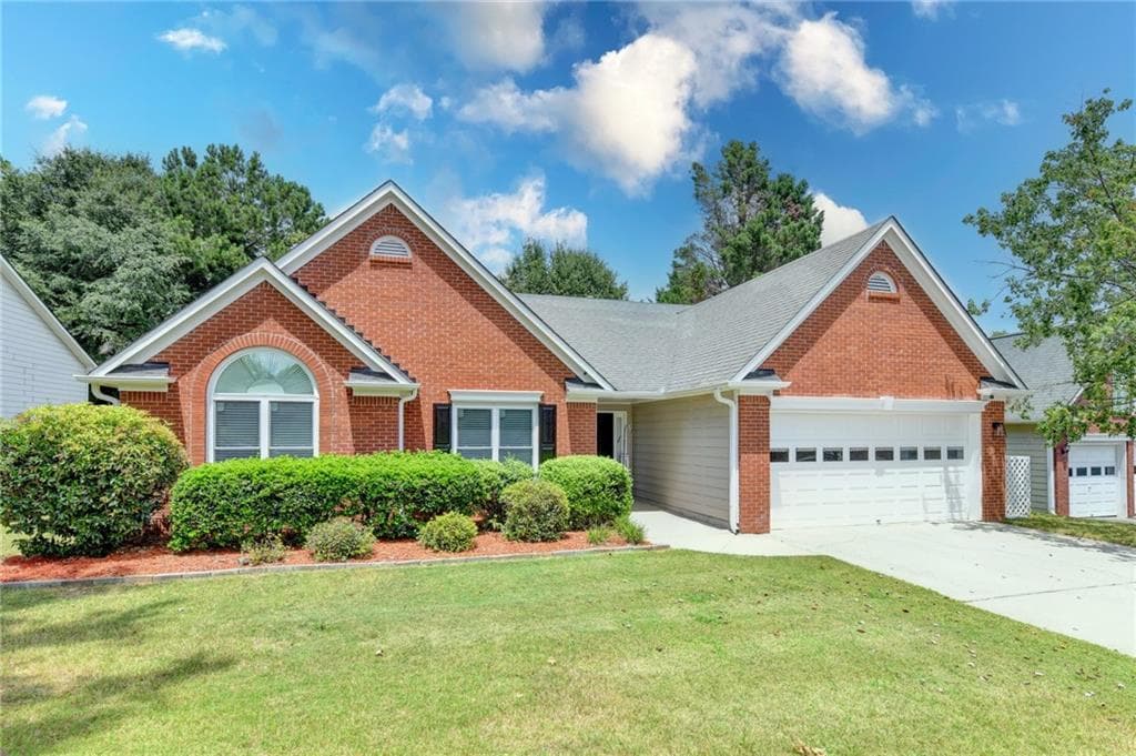 3 bedroom, 2 bathroom, 2,185 sq ft single family residence under contract at 1581 Highland Bluff Court, Suwanee, GA 30024 — photo 2