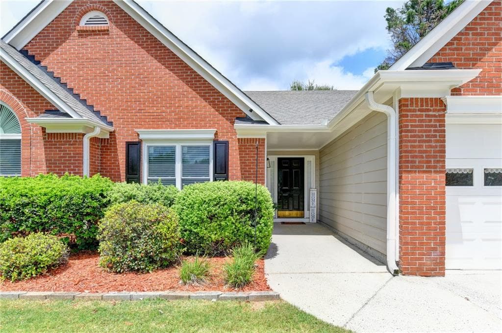3 bedroom, 2 bathroom, 2,185 sq ft single family residence under contract at 1581 Highland Bluff Court, Suwanee, GA 30024 — photo 3