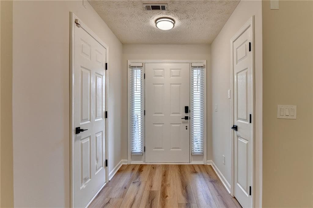 3 bedroom, 2 bathroom, 2,185 sq ft single family residence under contract at 1581 Highland Bluff Court, Suwanee, GA 30024 — photo 4