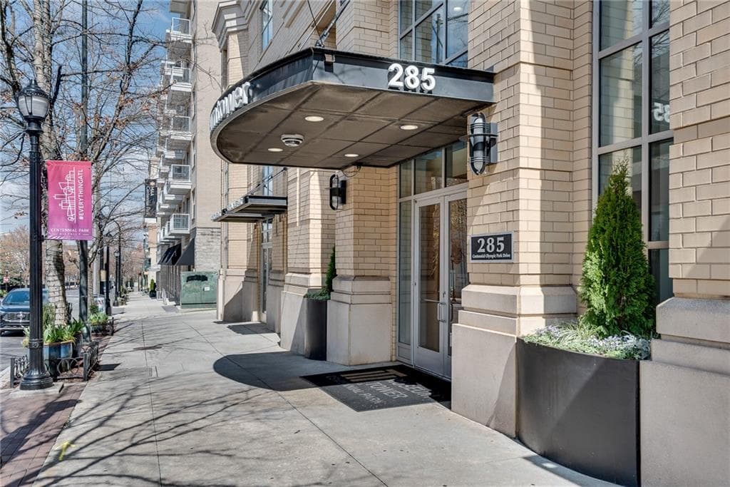 1 bedroom, 1 bathroom, 899 sq ft condominium for sale at 285 Centennial Olympic Park Drive 203, Atlanta, GA 30313 — photo 2