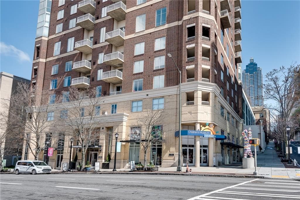 1 bedroom, 1 bathroom, 899 sq ft condominium for sale at 285 Centennial Olympic Park Drive 203, Atlanta, GA 30313 — photo 4