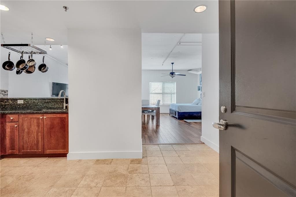 1 bedroom, 1 bathroom, 899 sq ft condominium for sale at 285 Centennial Olympic Park Drive 203, Atlanta, GA 30313 — photo 5