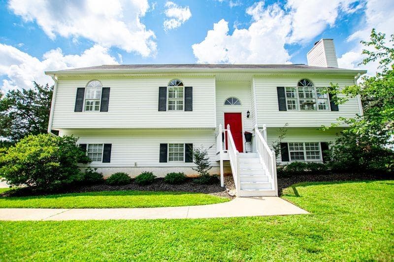 4 bedroom, 3 bathroom, 1,960 sq ft single family residence under contract at 4265 E Chapel Hill Road, Douglasville, GA 30135 — photo 2