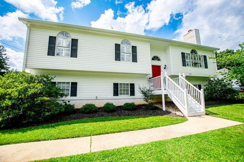 4 bedroom, 3 bathroom, 1,960 sq ft single family residence under contract at 4265 E Chapel Hill Road, Douglasville, GA 30135 — photo 3