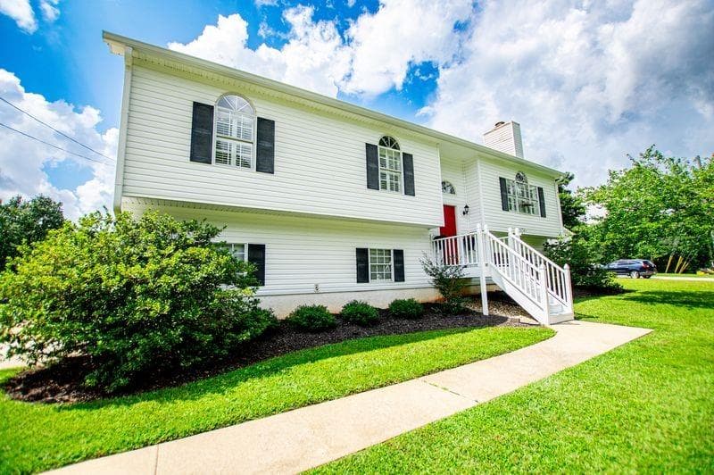 4 bedroom, 3 bathroom, 1,960 sq ft single family residence under contract at 4265 E Chapel Hill Road, Douglasville, GA 30135 — photo 4