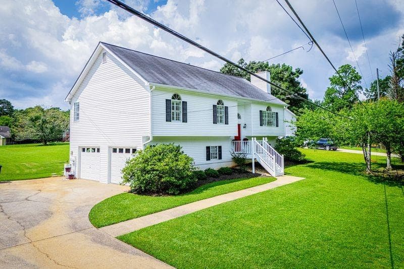4 bedroom, 3 bathroom, 1,960 sq ft single family residence under contract at 4265 E Chapel Hill Road, Douglasville, GA 30135 — photo 6