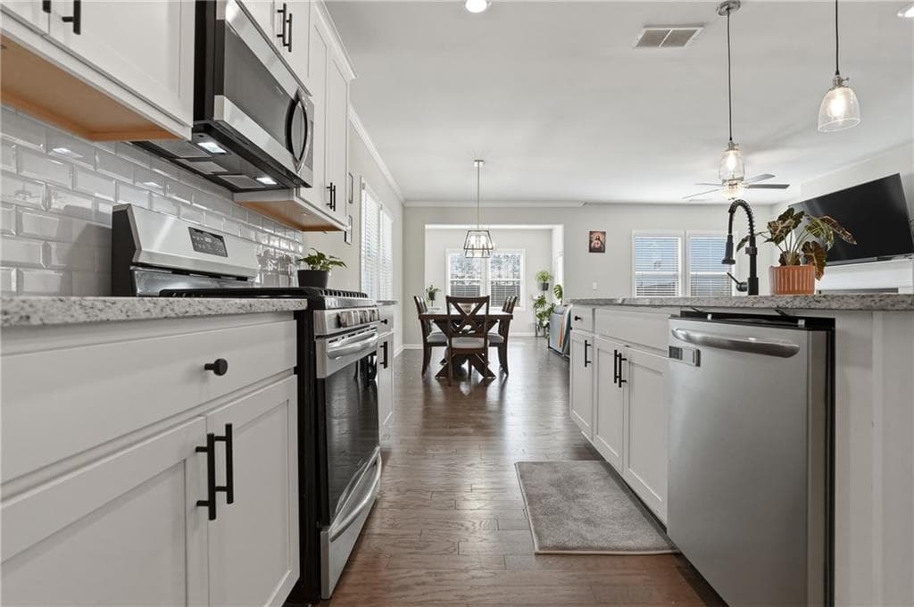 3 bedroom, 3 bathroom, 2,065 sq ft townhouse under contract at 504 Elm Bluff Way, Lawrenceville, GA 30043 — photo 6