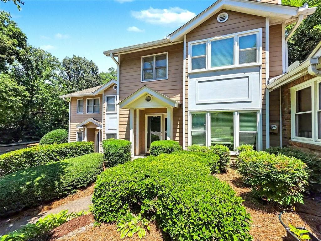 3 bedroom, 3 bathroom, 1,536 sq ft townhouse for sale at 184 Peachtree Hollow Court, Atlanta, GA 30328 — photo 2