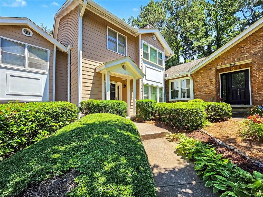3 bedroom, 3 bathroom, 1,536 sq ft townhouse for sale at 184 Peachtree Hollow Court, Atlanta, GA 30328 — photo 3