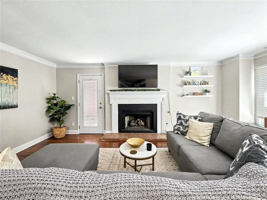 3 bedroom, 3 bathroom, 1,536 sq ft townhouse for sale at 184 Peachtree Hollow Court, Atlanta, GA 30328 — photo 4