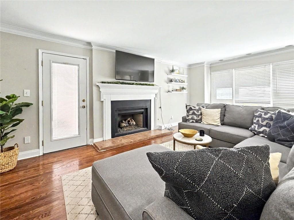 3 bedroom, 3 bathroom, 1,536 sq ft townhouse for sale at 184 Peachtree Hollow Court, Atlanta, GA 30328 — photo 5