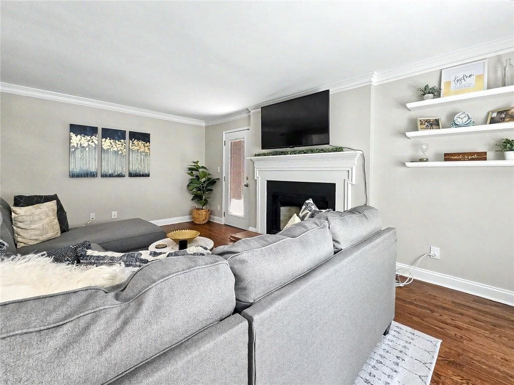 3 bedroom, 3 bathroom, 1,536 sq ft townhouse for sale at 184 Peachtree Hollow Court, Atlanta, GA 30328 — photo 6