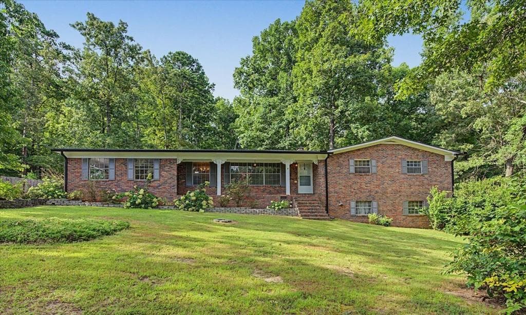 4 bedroom, 3 bathroom, 2,639 sq ft single family residence for sale at 18 Albion Drive, Rome, GA 30165 — photo 1 of 42