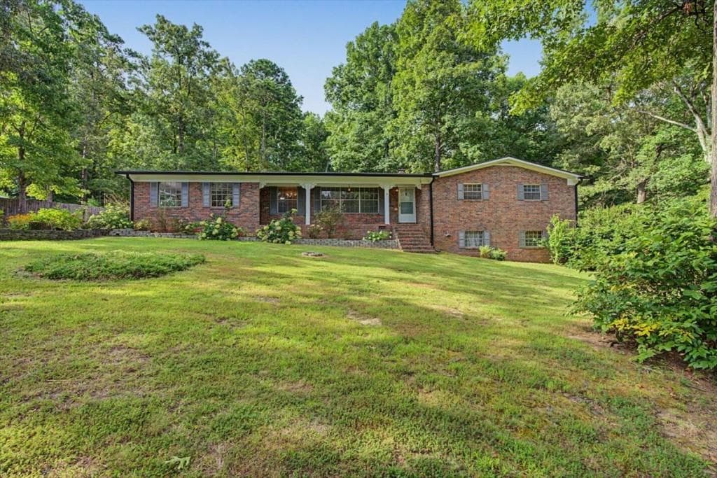 4 bedroom, 3 bathroom, 2,639 sq ft single family residence for sale at 18 Albion Drive, Rome, GA 30165 — photo 2