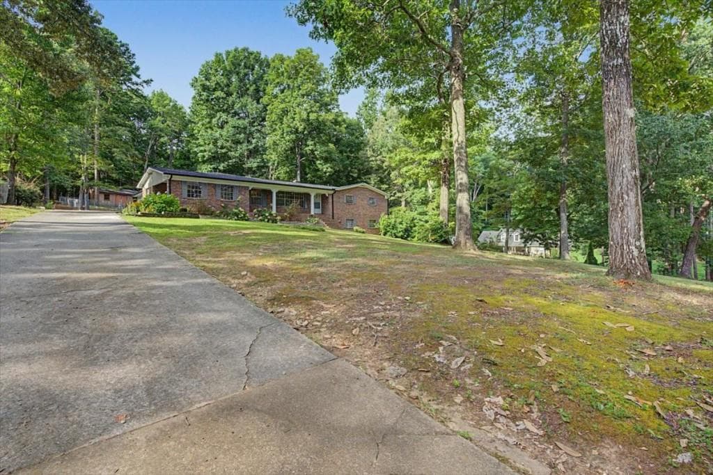 4 bedroom, 3 bathroom, 2,639 sq ft single family residence for sale at 18 Albion Drive, Rome, GA 30165 — photo 4