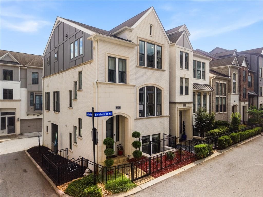 3 bedroom, 4 bathroom, 2,440 sq ft single family residence for sale at 504 Broadview Lane, Atlanta, GA 30324 — photo 2