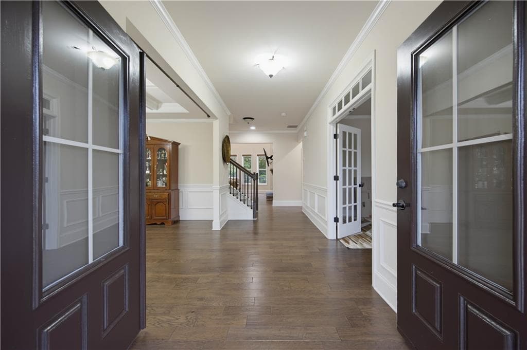 7 bedroom, 5 bathroom, 6,100 sq ft single family residence for sale at 4090 Tobiano Trail, Cumming, GA 30040 — photo 5