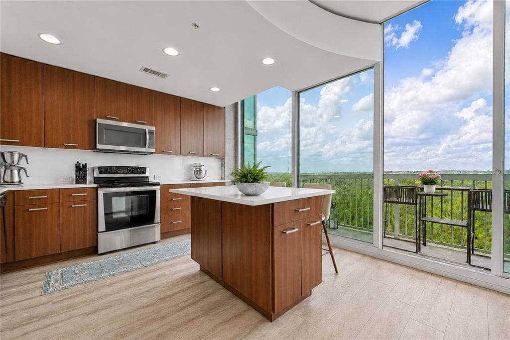 1 bedroom, 1 bathroom, 824 sq ft condominium under contract at 3300 Windy Ridge Parkway 1007, Atlanta, GA 30339 — photo 6